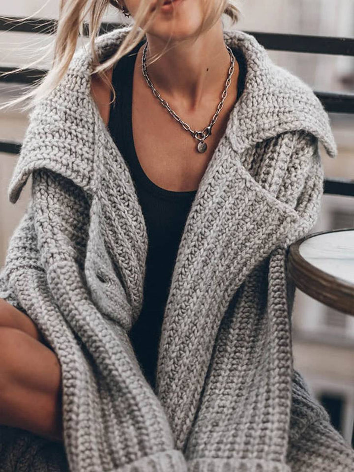 Sort løstsiddende cardigan med knapper, elegant og alsidig, perfekt som sweater til kvinder.