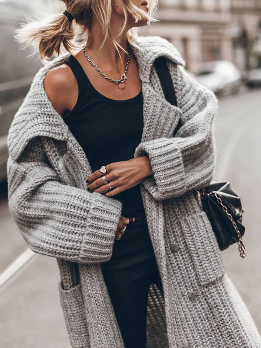 Oversized grå kvinde cardigan med reverskrave, designet for afslappet stil og komfort.