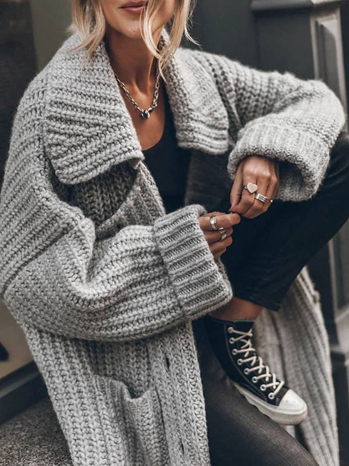Elegant sort langærmet cardigan, med knapper, til kvinder der søger både stil og komfort.