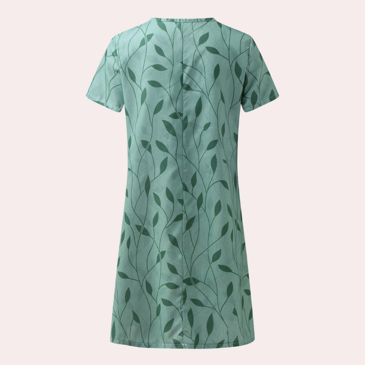 Elegant dame sommerkjole i grøn, viser komfortabel pasform og alsidigt design.