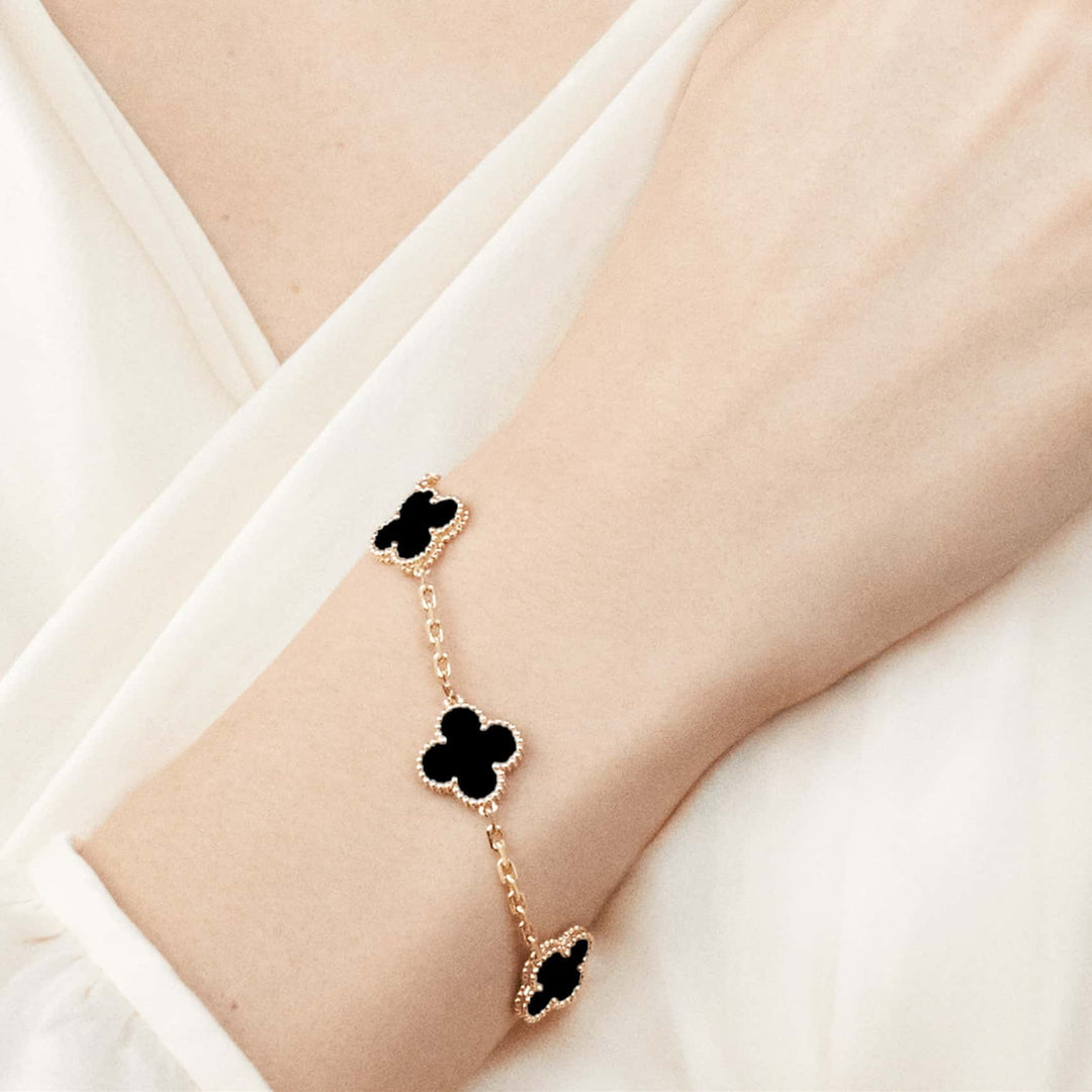 "Elegant guldbelagt armbånd, klassisk design med moderne touch, luksuriøst udtryk til hverdag og særlige lejligheder."