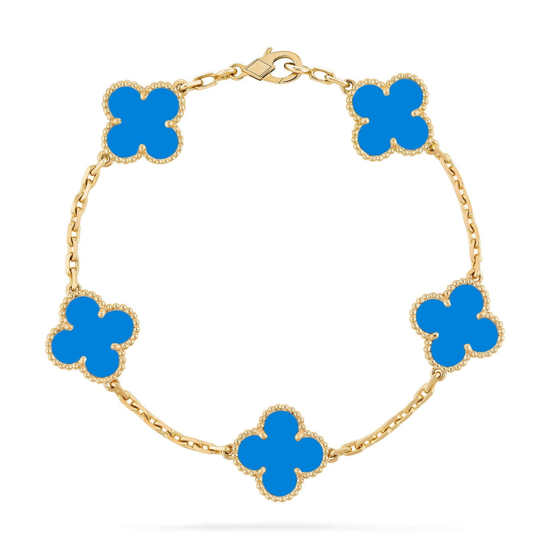 "Elegant guldbelagt armbånd, klassisk design med moderne touch, luksuriøst udtryk til hverdag og særlige lejligheder."