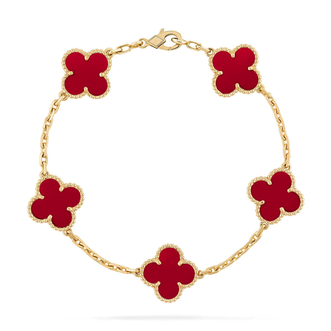 "Elegant guldbelagt armbånd, klassisk design med moderne touch, luksuriøst udtryk til hverdag og særlige lejligheder."