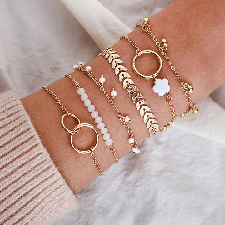 Elegant guldlook lag-på-lag armbåndssæt til kvinder i boheme stil. Et smukt damearmbånd.