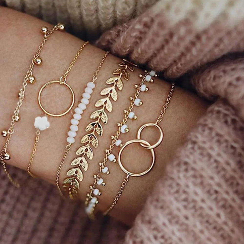 Boheme lag-på-lag armbåndssæt i guldlook til damer. Et elegant minimalistisk smykke for kvinder.