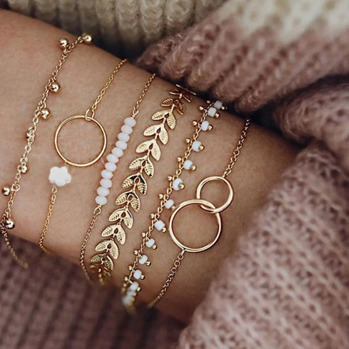 Boheme lag-på-lag armbåndssæt i guldlook til damer. Et elegant minimalistisk smykke for kvinder.