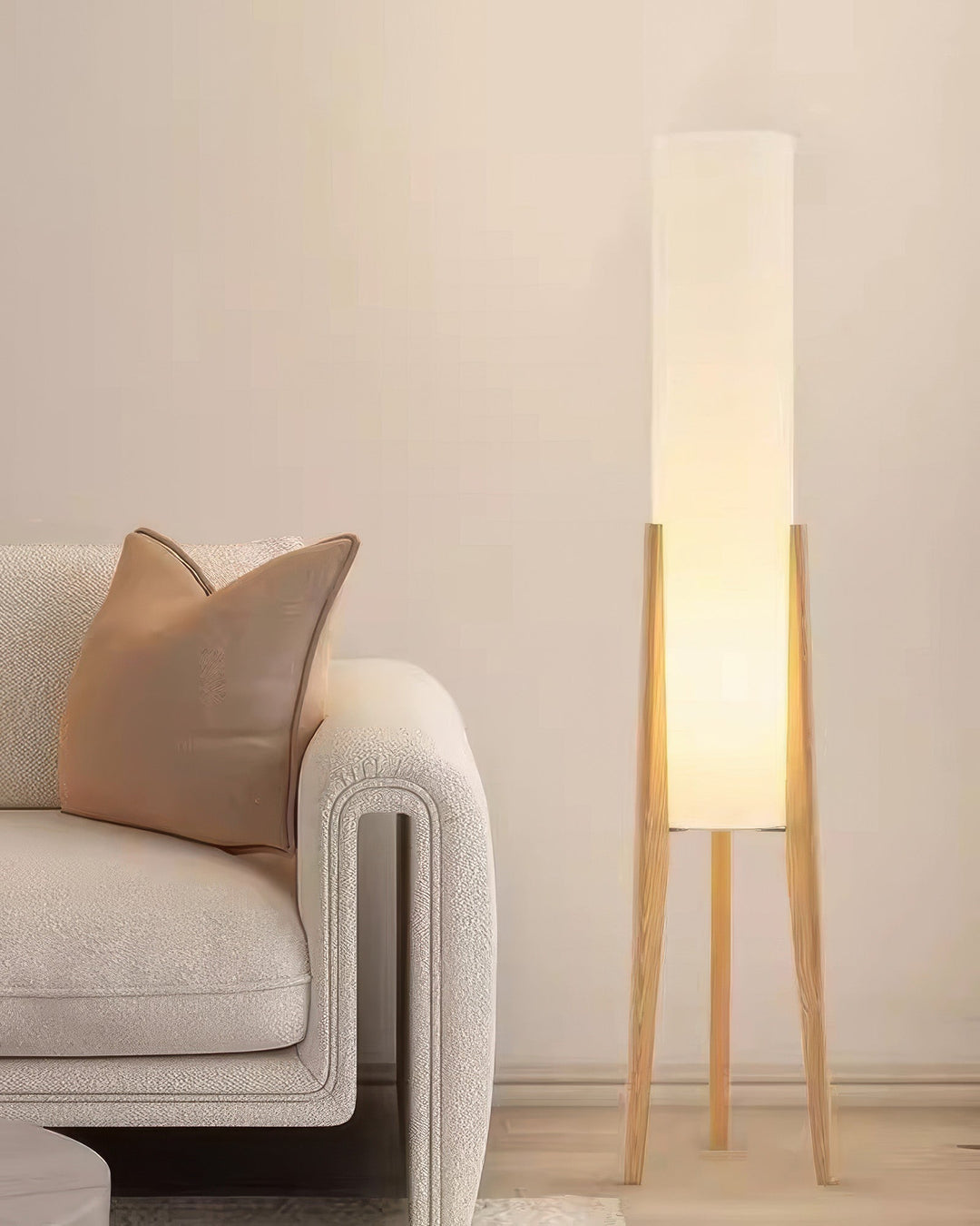 "Elegant gulvlampe i valnød med nordisk retrodesign, solid træbase og blød stofskærm, skaber hyggelig belysning."
