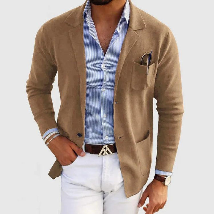 "Elegant herrecardigan med reverskrave og lommer, set forfra, i klassisk ensfarvet design. Ideel til enhver anledning."