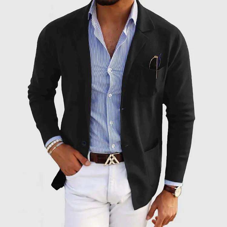"Elegant herrecardigan med reverskrave og lommer, set forfra, i klassisk ensfarvet design. Ideel til enhver anledning."