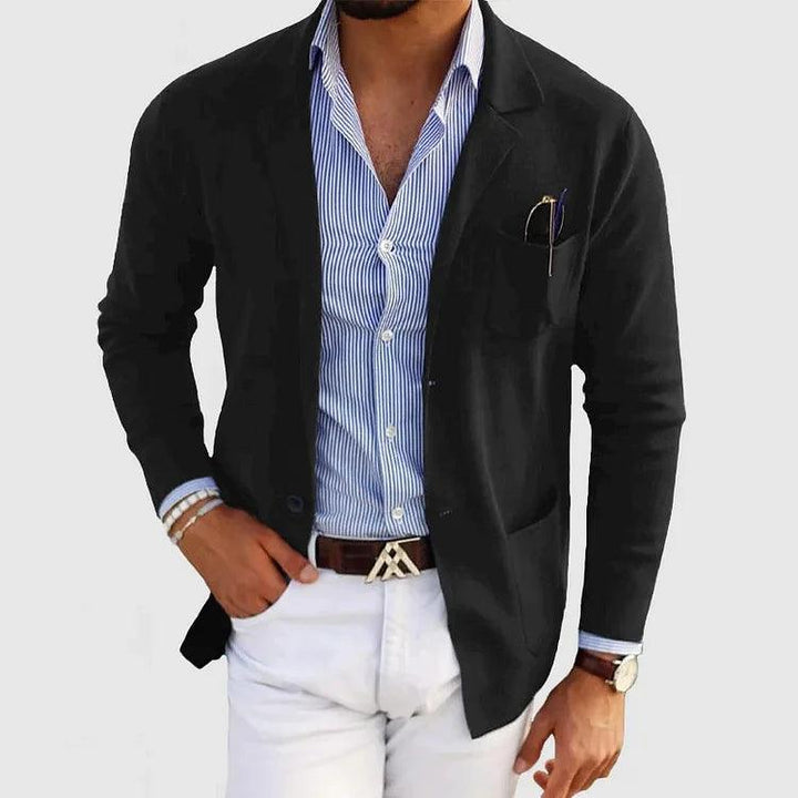 "Elegant herrecardigan med reverskrave og lommer, set forfra, i klassisk ensfarvet design. Ideel til enhver anledning."