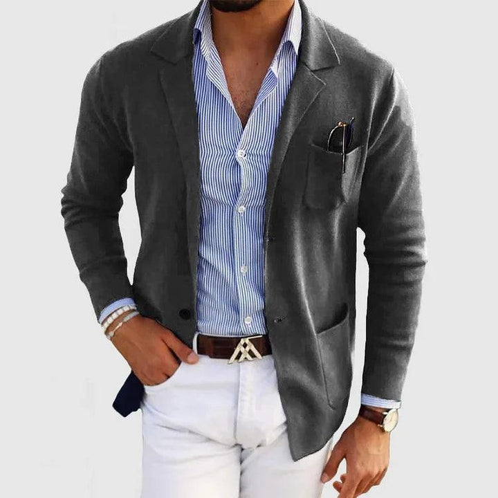 "Elegant herrecardigan med reverskrave og lommer, set forfra, i klassisk ensfarvet design. Ideel til enhver anledning."