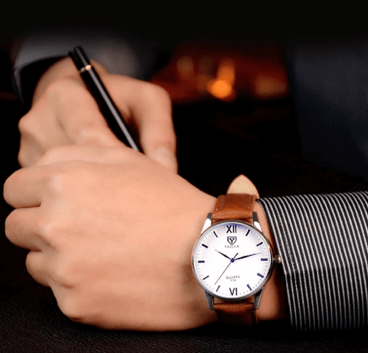 Elegant herreur med sort armbånd og romertalsskive, perfekt til både business og fritid.