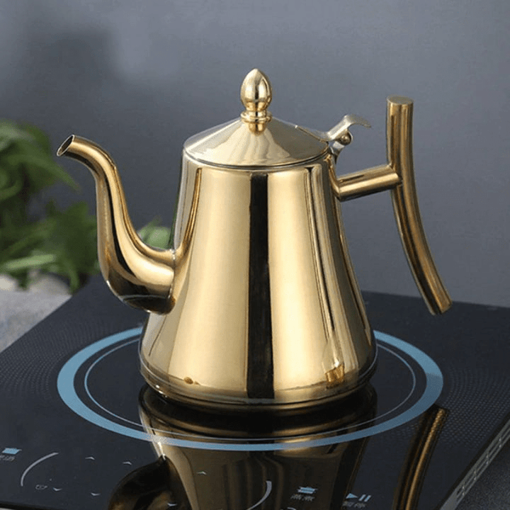 Elegant induktionskedel med filter i rustfrit stål til moderne køkken, passer til alle kogeplader.