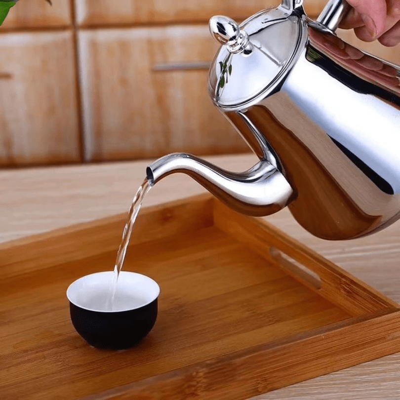 Guldfarvet elegant induktionskedel med praktisk filter. Moderne design til stilfuldt køkkenudstyr.