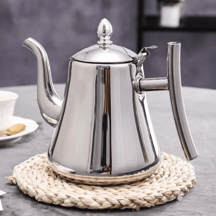 Stilfuld filterkedel til induktion i stål, sikrer rent vand til din te eller kaffe. Nem at rengøre.