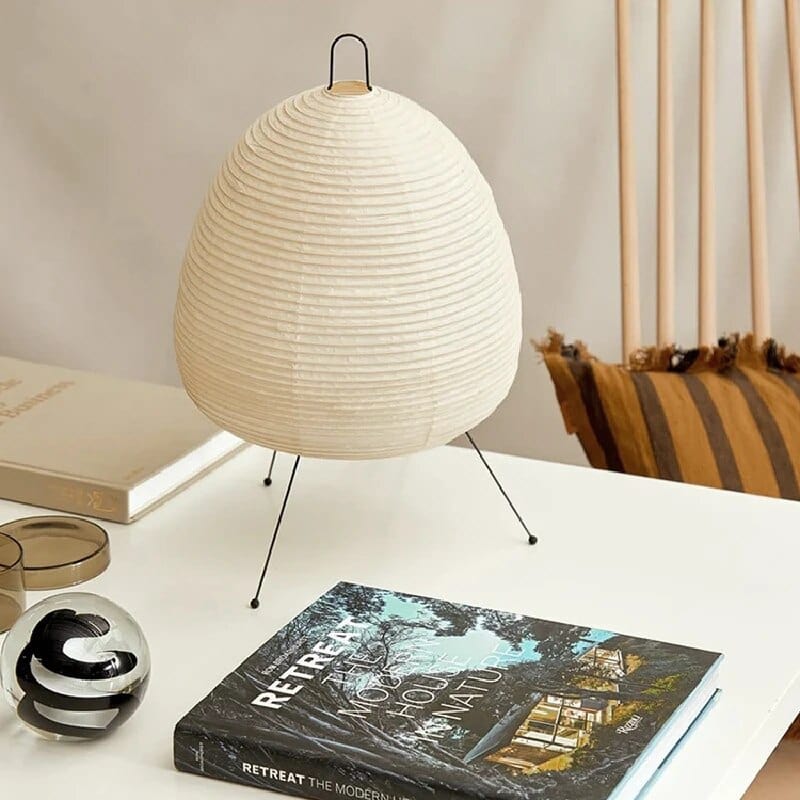 "Elegant Japandi rispapir gulvlampe med vintage stil, blød belysning og minimalistisk design i et roligt rum."
