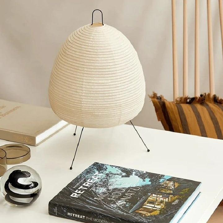 "Elegant Japandi rispapir gulvlampe med vintage stil, blød belysning og minimalistisk design i et roligt rum."