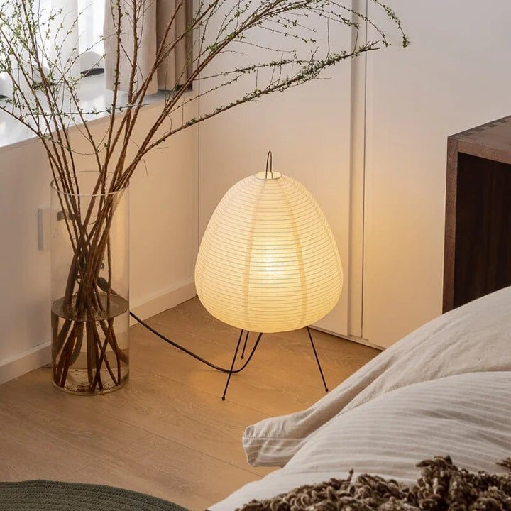"Elegant Japandi rispapir gulvlampe med vintage stil, blød belysning og minimalistisk design i et roligt rum."