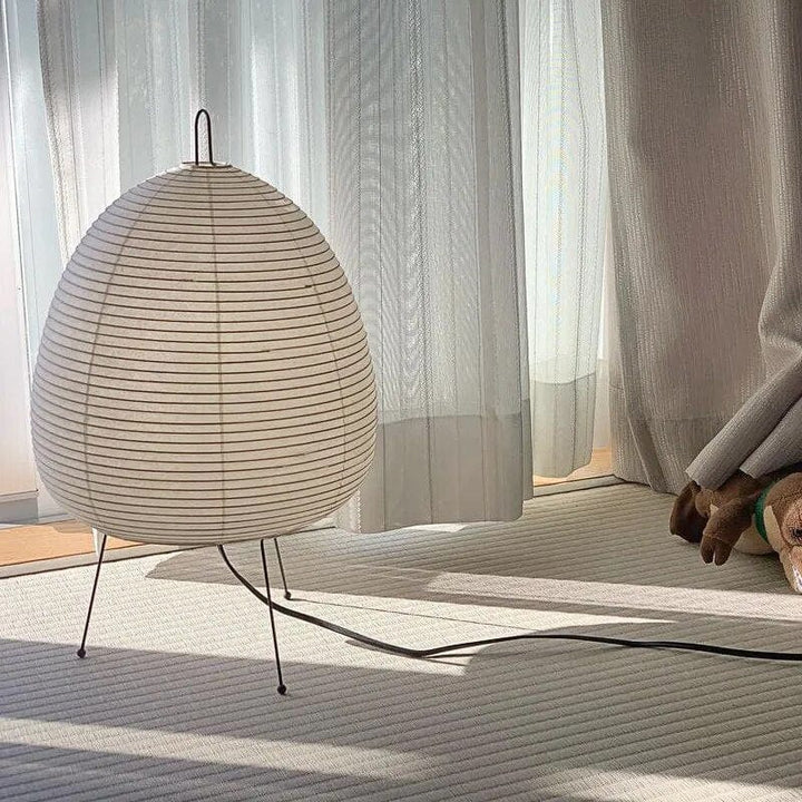 "Elegant Japandi rispapir gulvlampe med vintage stil, blød belysning og minimalistisk design i et roligt rum."