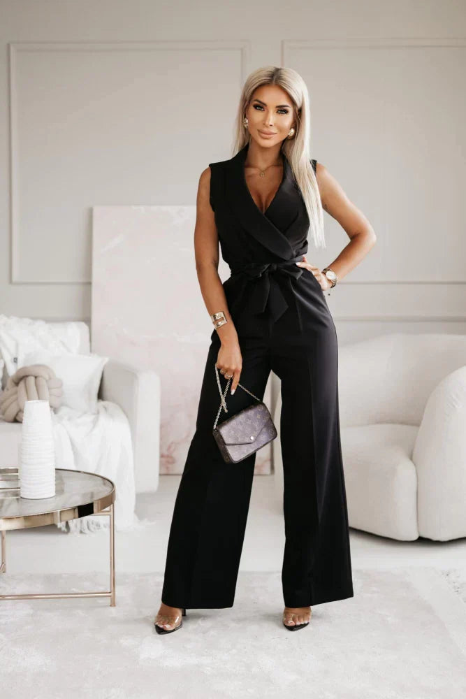 "Elegant jumpsuit med bindebånd, slå-om design og vide bukseben i sort, formsyet pasform til kvinder, forfra set."