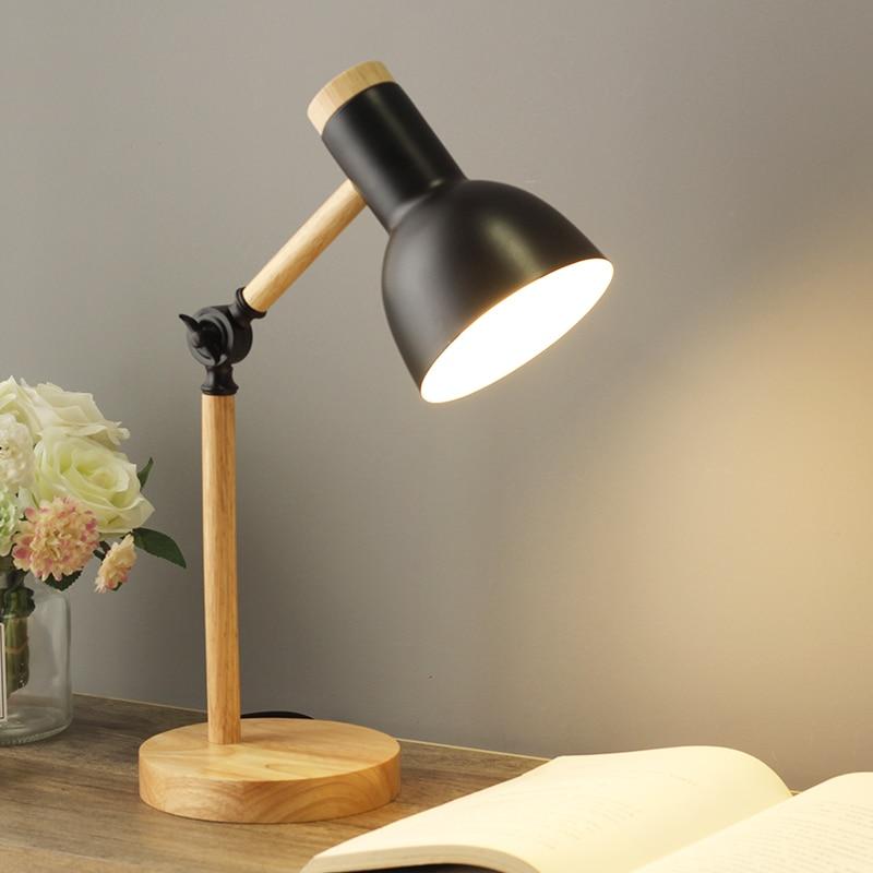 Elegant justerbar træbordlampe med foldbart design og naturlig træbase, ideel til moderne skandinavisk indretning.