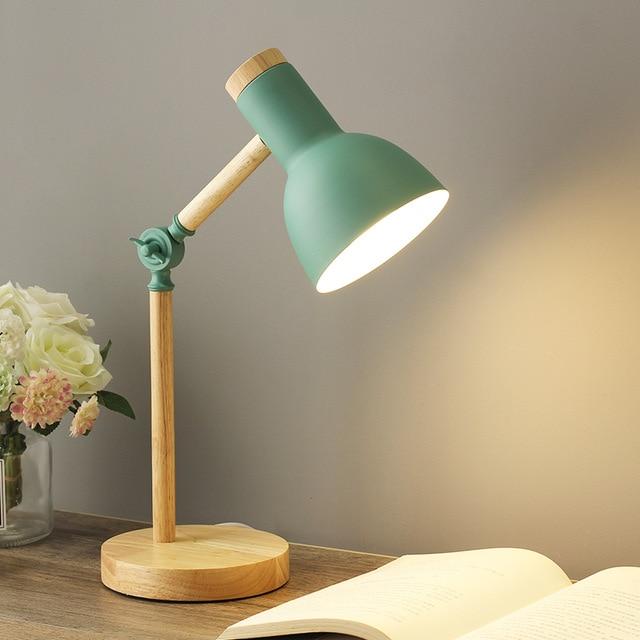 Elegant justerbar træbordlampe med foldbart design og naturlig træbase, ideel til moderne skandinavisk indretning.