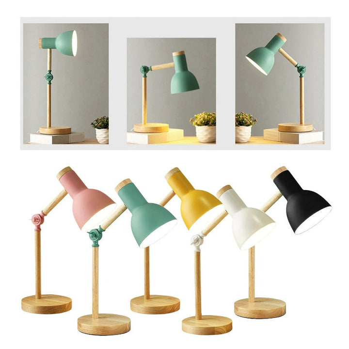 Elegant justerbar træbordlampe med foldbart design og naturlig træbase, ideel til moderne skandinavisk indretning.