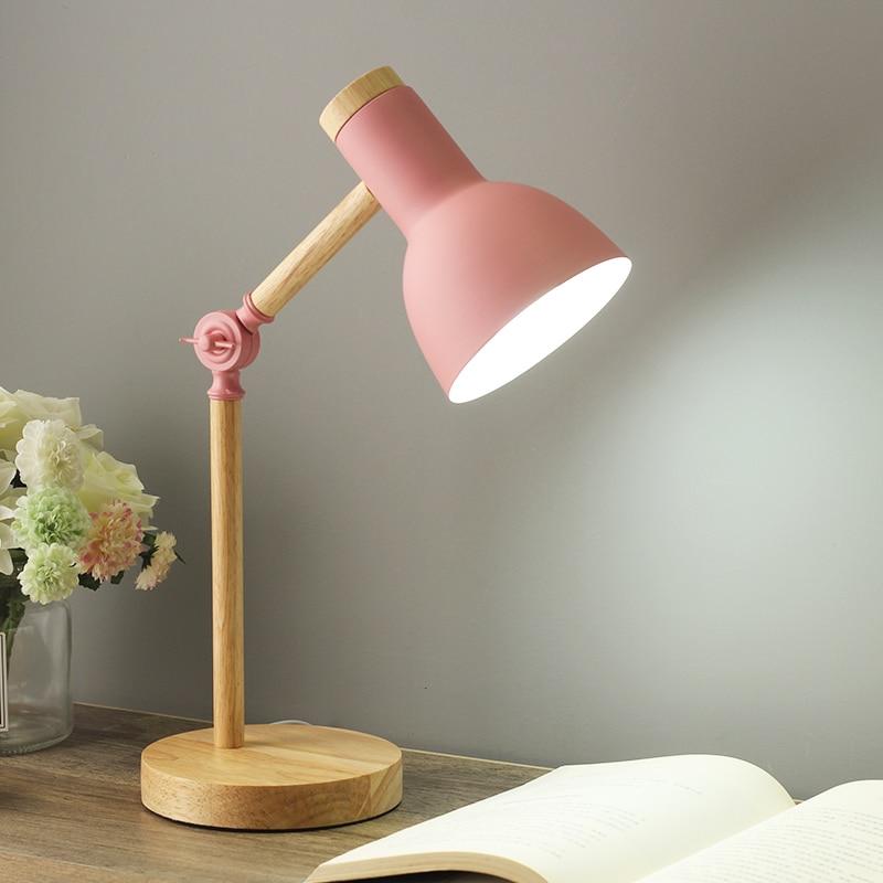 Elegant justerbar træbordlampe med foldbart design og naturlig træbase, ideel til moderne skandinavisk indretning.