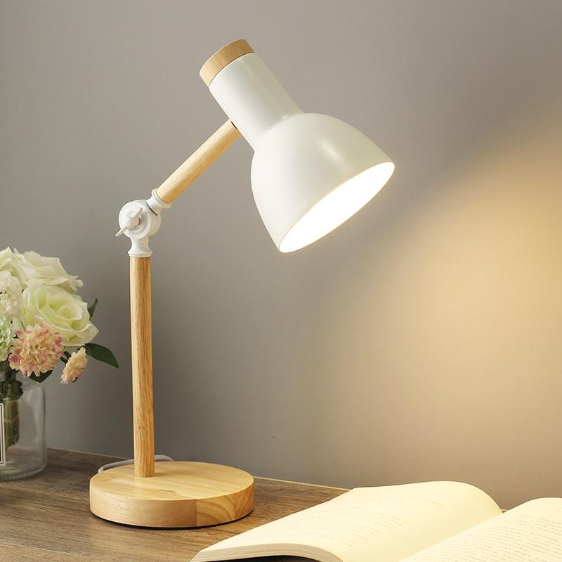 Elegant justerbar træbordlampe med foldbart design og naturlig træbase, ideel til moderne skandinavisk indretning.