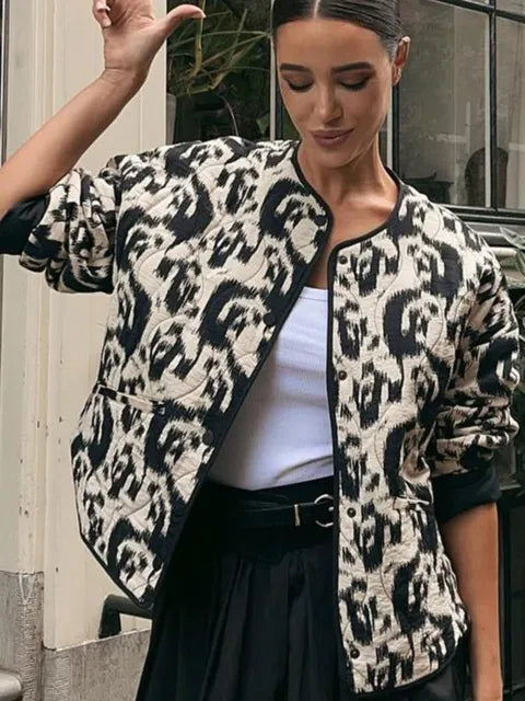 Elegant dame katojetsjakke med vintage blomsterprint, ideel til foråret, kombinerer stil og komfort.