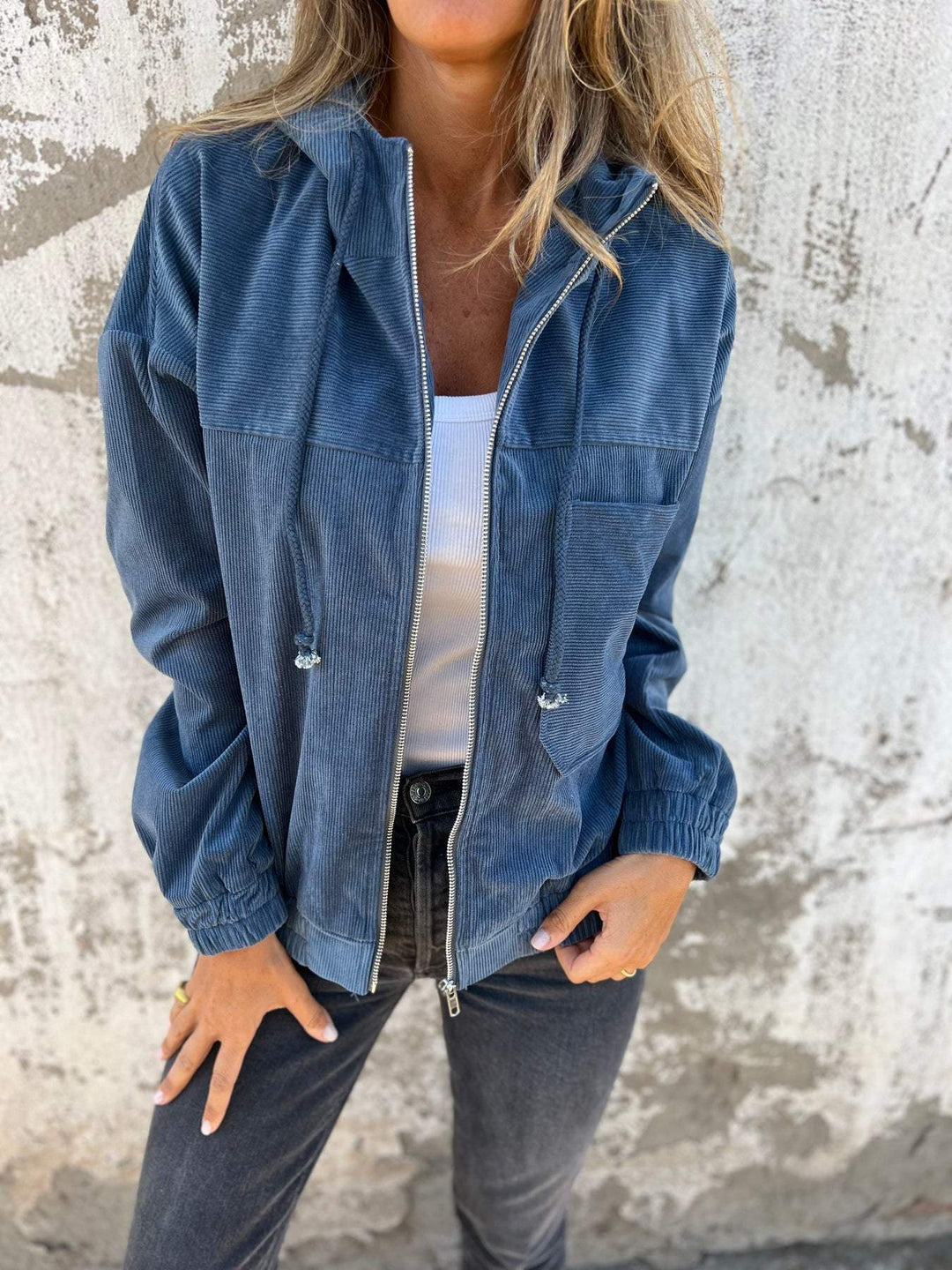 Elegant kjole i skinnende LumièreRose, A-line snit, ideel til formelle og afslappede lejligheder, i blødt stof.
