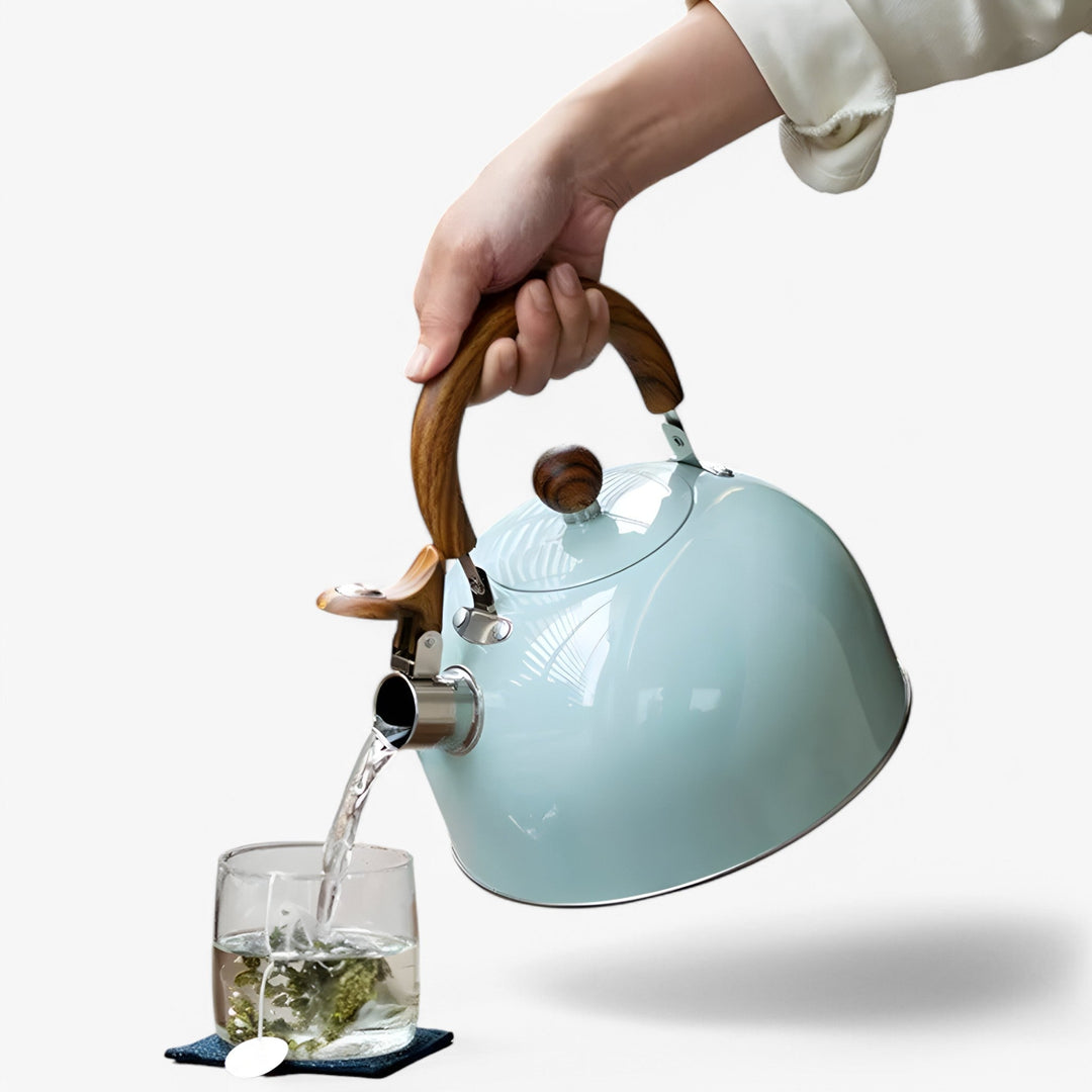 "Elegant køkkenkedel i hvid med moderne design og ergonomisk håndtag, passer perfekt til ethvert køkken."