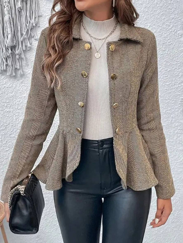 Elegant kort dameblazer med chevron-mønster og peplum, perfekt til kontor. 