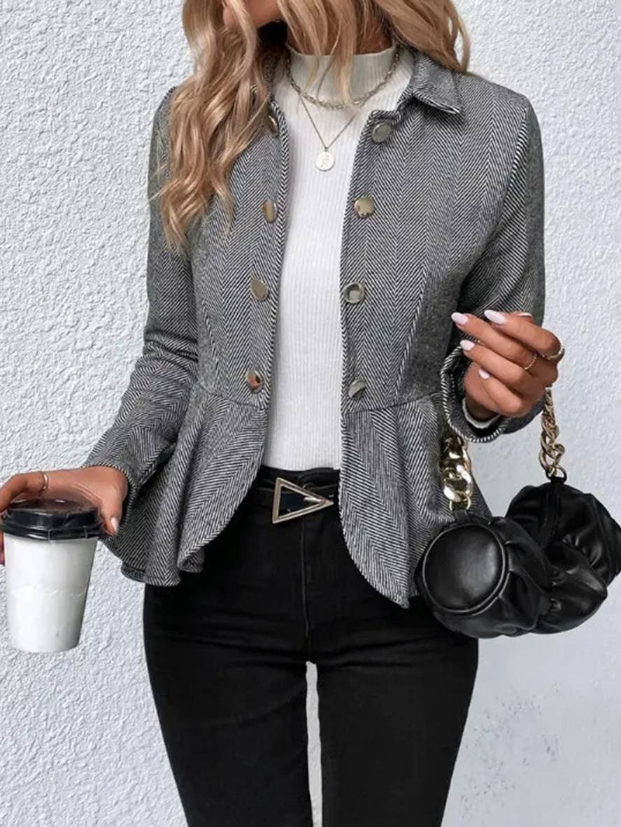 Kamelfarvet kort kvindejakke med elegant chevron-print og flatterende peplum.