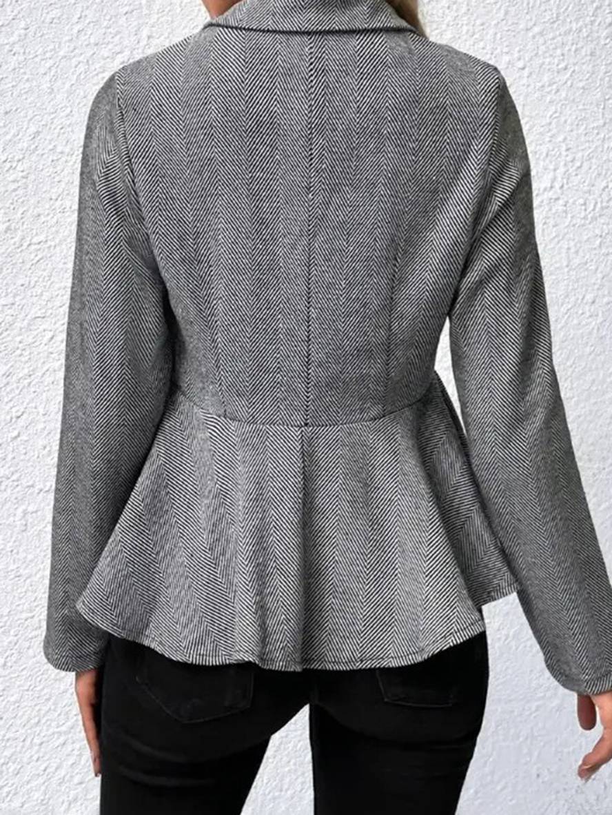 Smart sort kort blazer med chevron, peplum og reverskrave, alsidig til alle lejligheder.