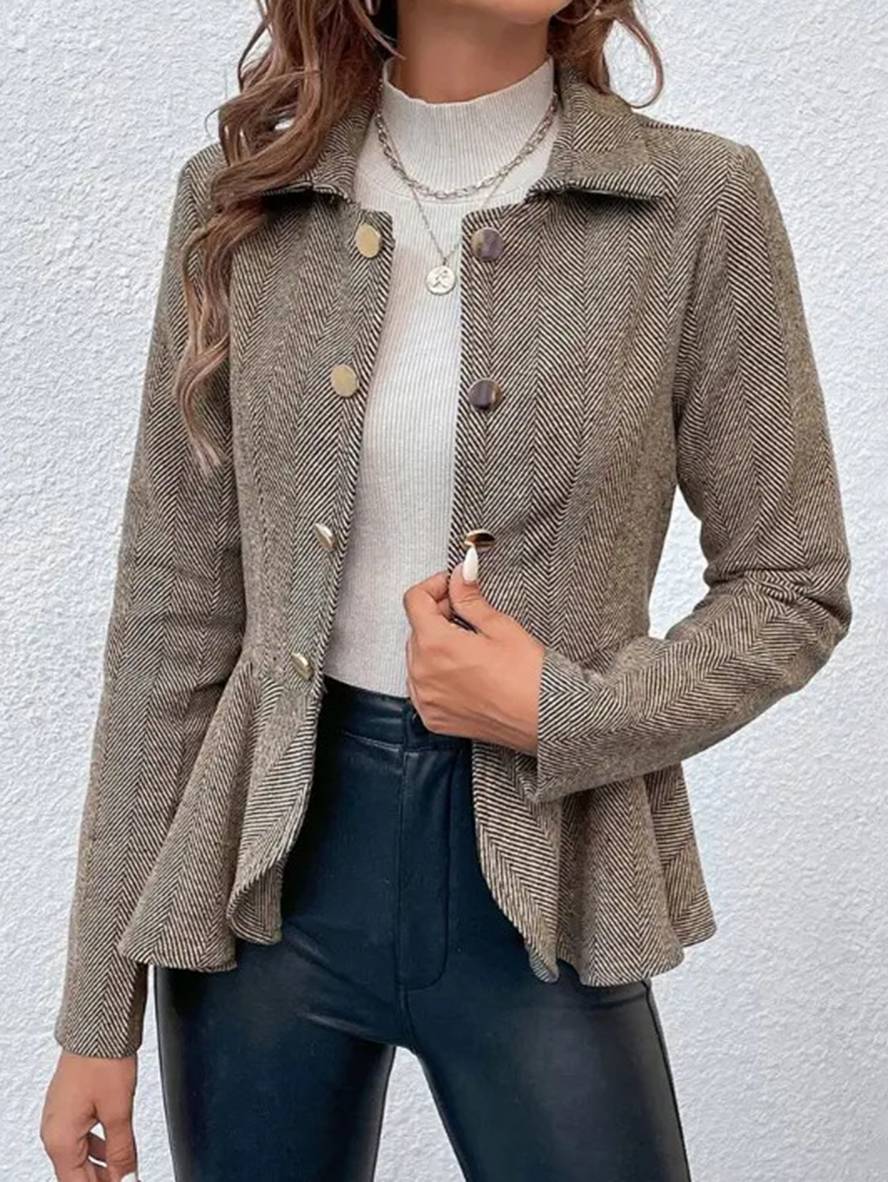 Kamelfarvet kort kvindeblazer med chevron og peplum, dobbeltradet design.