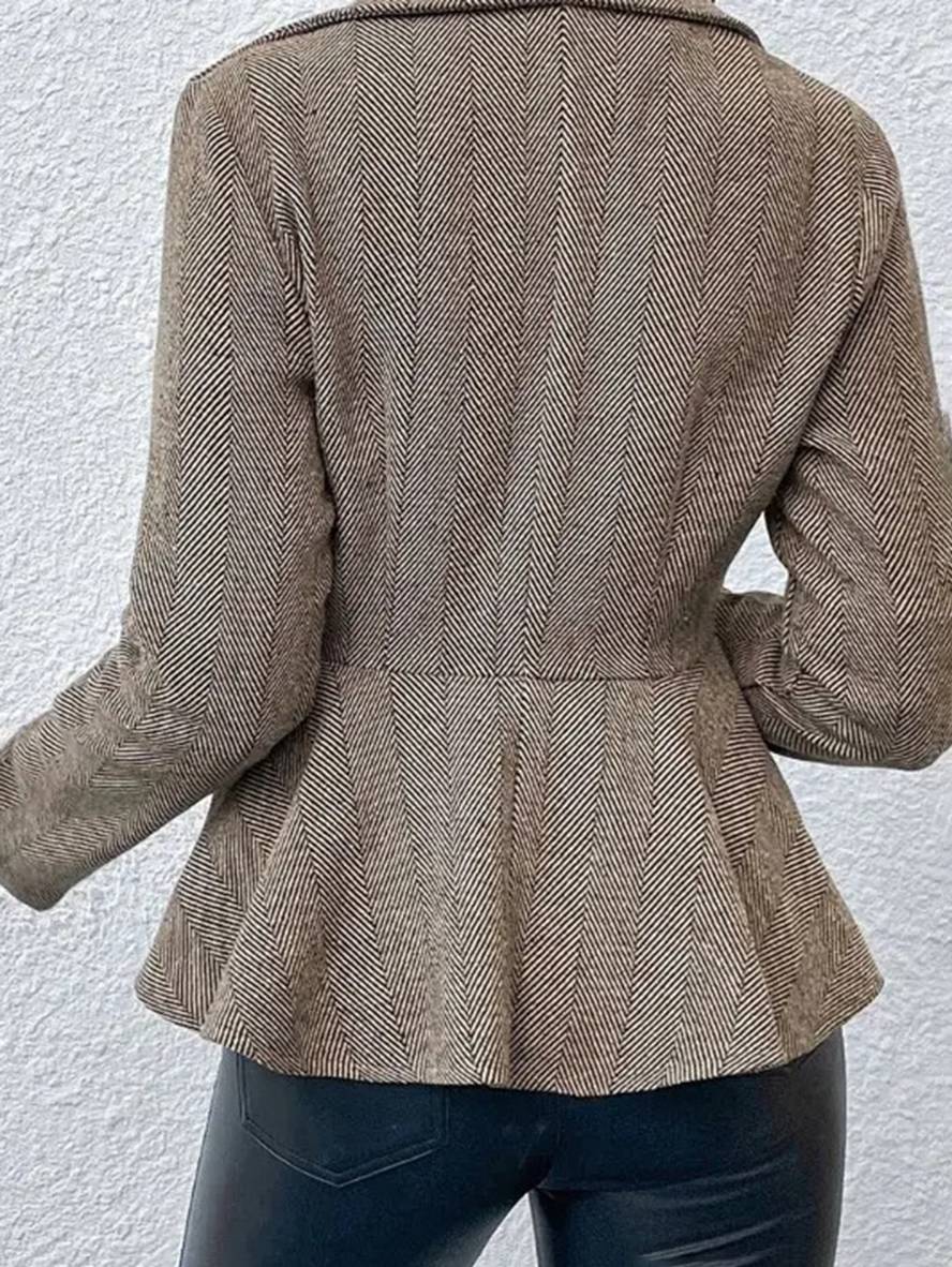 Grå kort blazer til kvinder med chevron-mønster og elegant peplum.