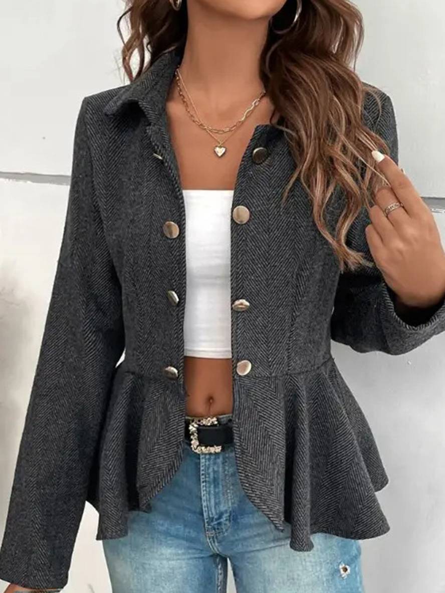 Stilfuld kort blazer til damer, med reverskrave, chevron og smart peplum.