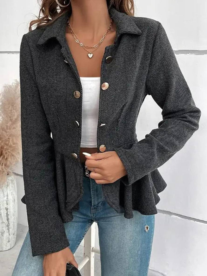 Dobbeltradet kamelfarvet peplum blazer med chevron-detalje og lange ærmer.