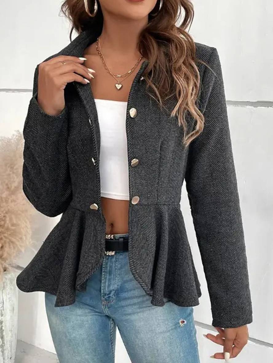 Sort kvindeblazer med chevron-mønster, peplum og reverskrave for et skarpt look.
