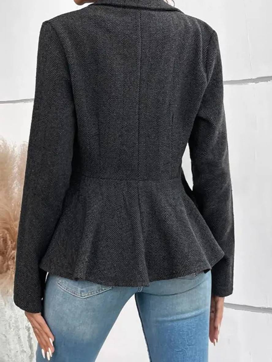 Grå elegant damejakke, kort model med chevron, peplum og langærmet design.
