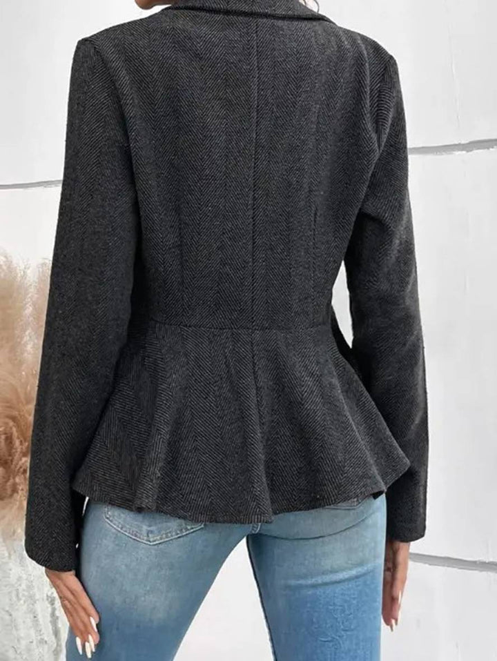 Grå elegant damejakke, kort model med chevron, peplum og langærmet design.