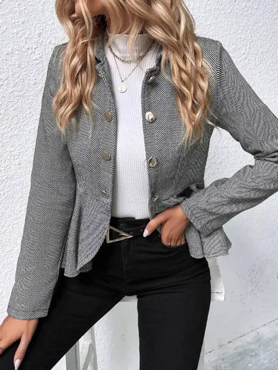Kort peplum blazer i elegant design med chevron mønster, perfekt til kontorstil.
