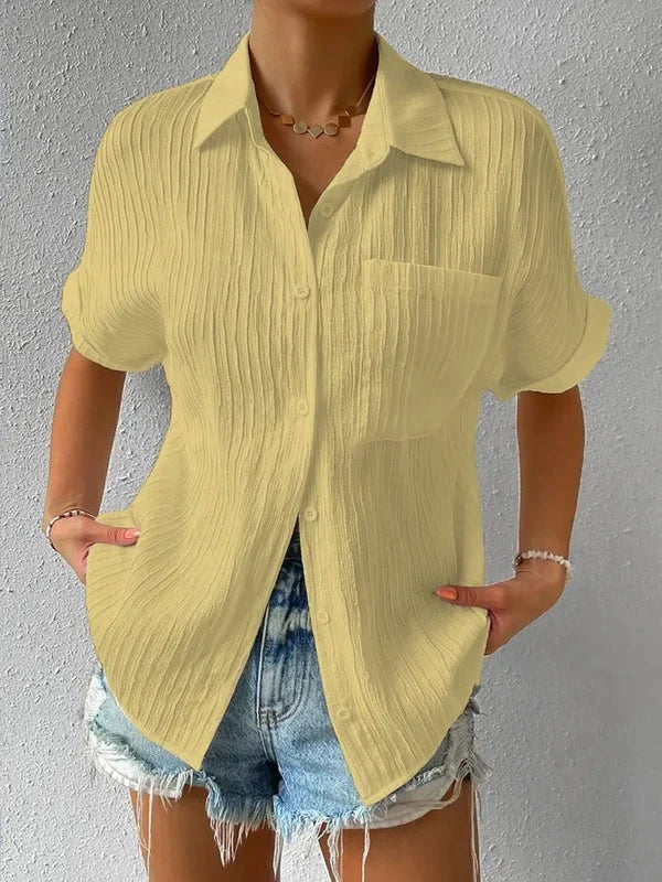 "Elegant kortærmet dame skjorte i bomuld-viscose med afslappet pasform og brystlomme, ideel til sommerens varme dage"
