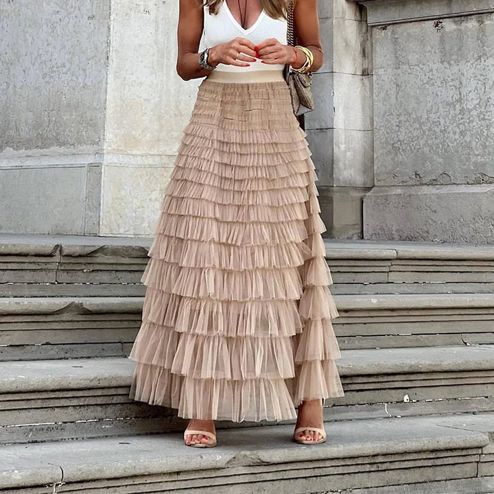 Elegant kvinde maxinederdel med lagdelte flæser i romantisk stil. Perfekt som festnederdel og til hverdag.