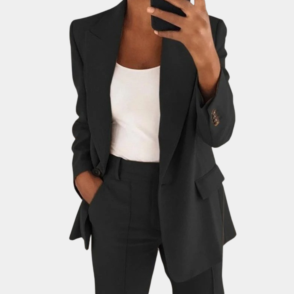 Sort kvindeblazer; klassisk og tidløs for et professionelt udseende.