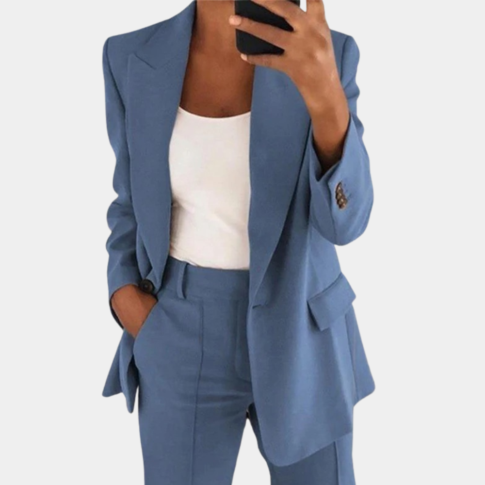 Blå blazer til damer; perfekt til et smart og afslappet look.