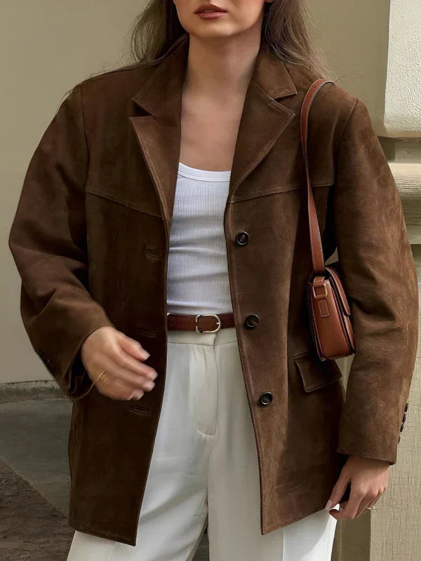 Elegant kvinders ruskindsblazer i moderne tidløst design, struktureret snit, beige nuance, perfekt til formelle lejligheder.