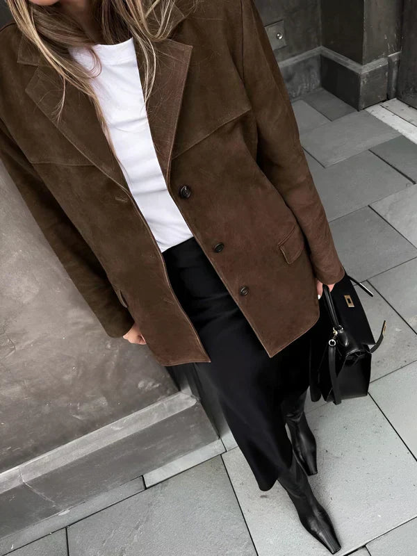 Elegant kvinders ruskindsblazer i moderne tidløst design, struktureret snit, beige nuance, perfekt til formelle lejligheder.