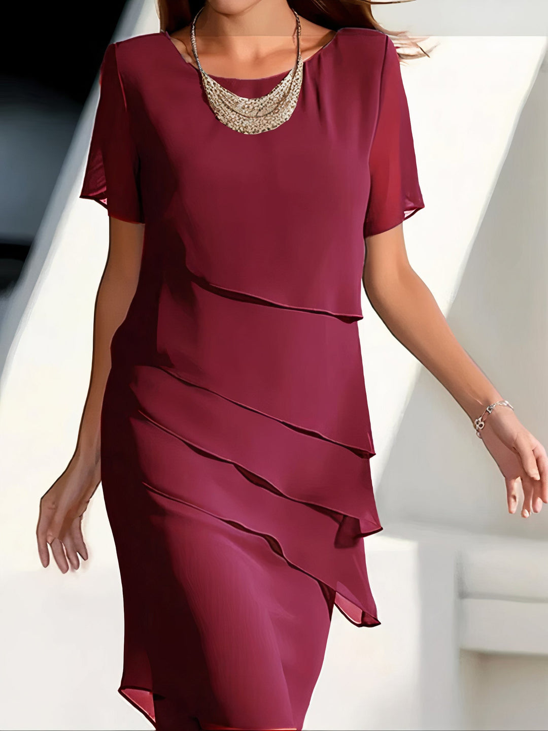 Elegant lagdelt chiffonkjole set forfra med bløde, flydende lag, ideel til hverdag og festlige anledninger.